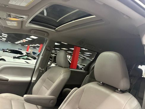 Used 2019 Toyota Sienna XLE w/ XLE Navigation Package FWD image 16