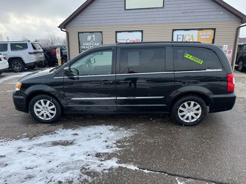 Used 2014 Chrysler Town & Country Touring image 8
