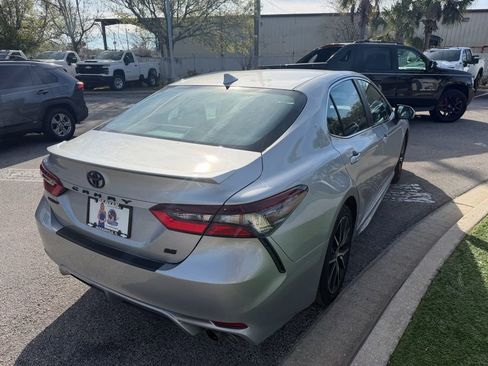 Used 2023 Toyota Camry SE image 4