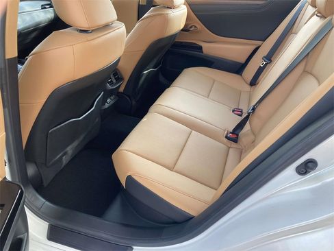 Used 2025 Lexus ES 300h w/ Premium Package image 9