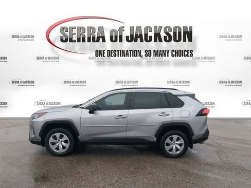 Used 2020 Toyota RAV4 LE image 5