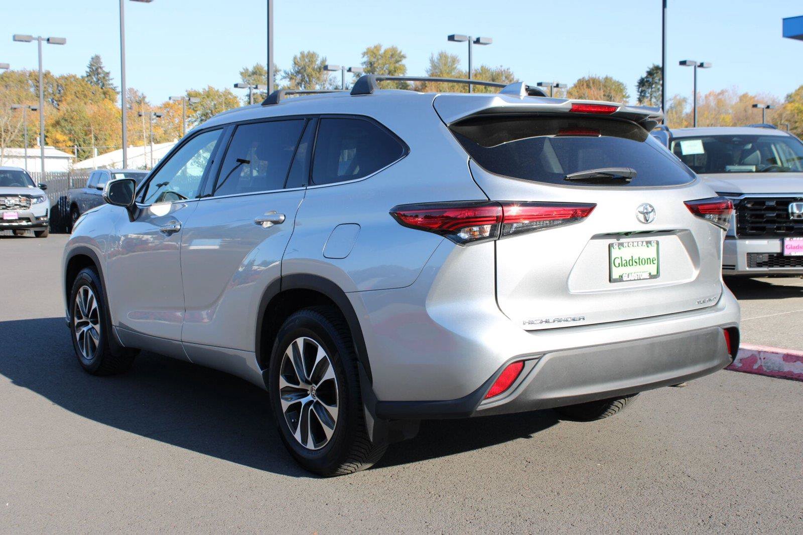 Used 2022 Toyota Highlander XLE AWD/4WD image 6