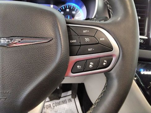 Used 2023 Chrysler Pacifica Touring-L image 14