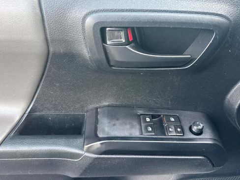 Used 2020 Toyota Tacoma SR image 12