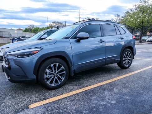 Used 2023 Toyota Corolla Cross XLE w/ Convenience Package image 3