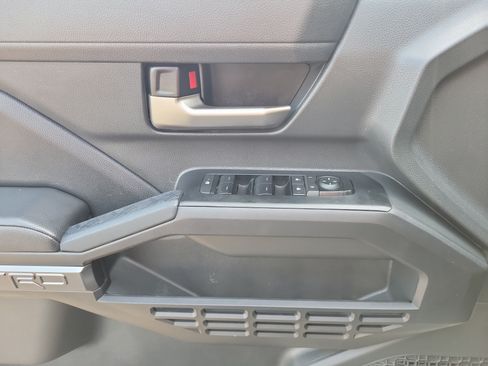 Used 2025 Toyota Tacoma TRD Off-Road AWD/4WD image 17
