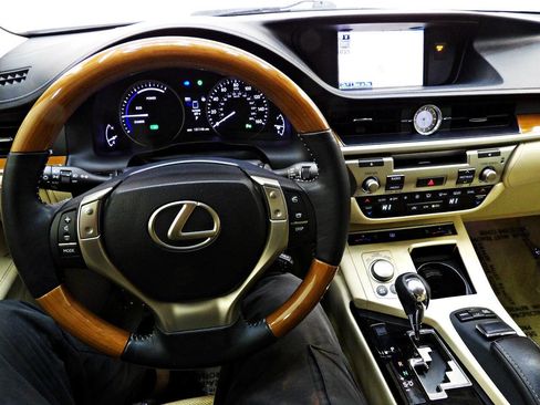 Used 2014 Lexus ES 300h w/ Luxury Package w/Bamboo Trim FWD image 18