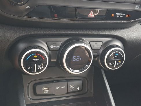 Certified 2023 Hyundai Venue Limited FWD image 15