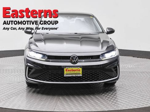 Used 2025 Volkswagen Jetta SE FWD image 2