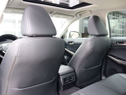 Used 2018 Lexus IS 300 AWD image 34