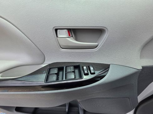 Used 2012 Toyota Sienna LE FWD image 13