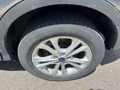 Used 2017 Ford Escape SE w/ SE Cold Weather Package FWD image 11