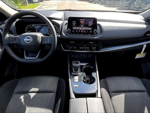 Certified 2025 Nissan Rogue SV FWD image 5
