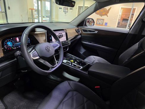 Used 2024 Volkswagen Atlas SE image 16
