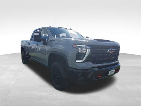 Used 2025 Chevrolet Silverado 2500 ZR2 w/ Technology Package AWD/4WD image 2