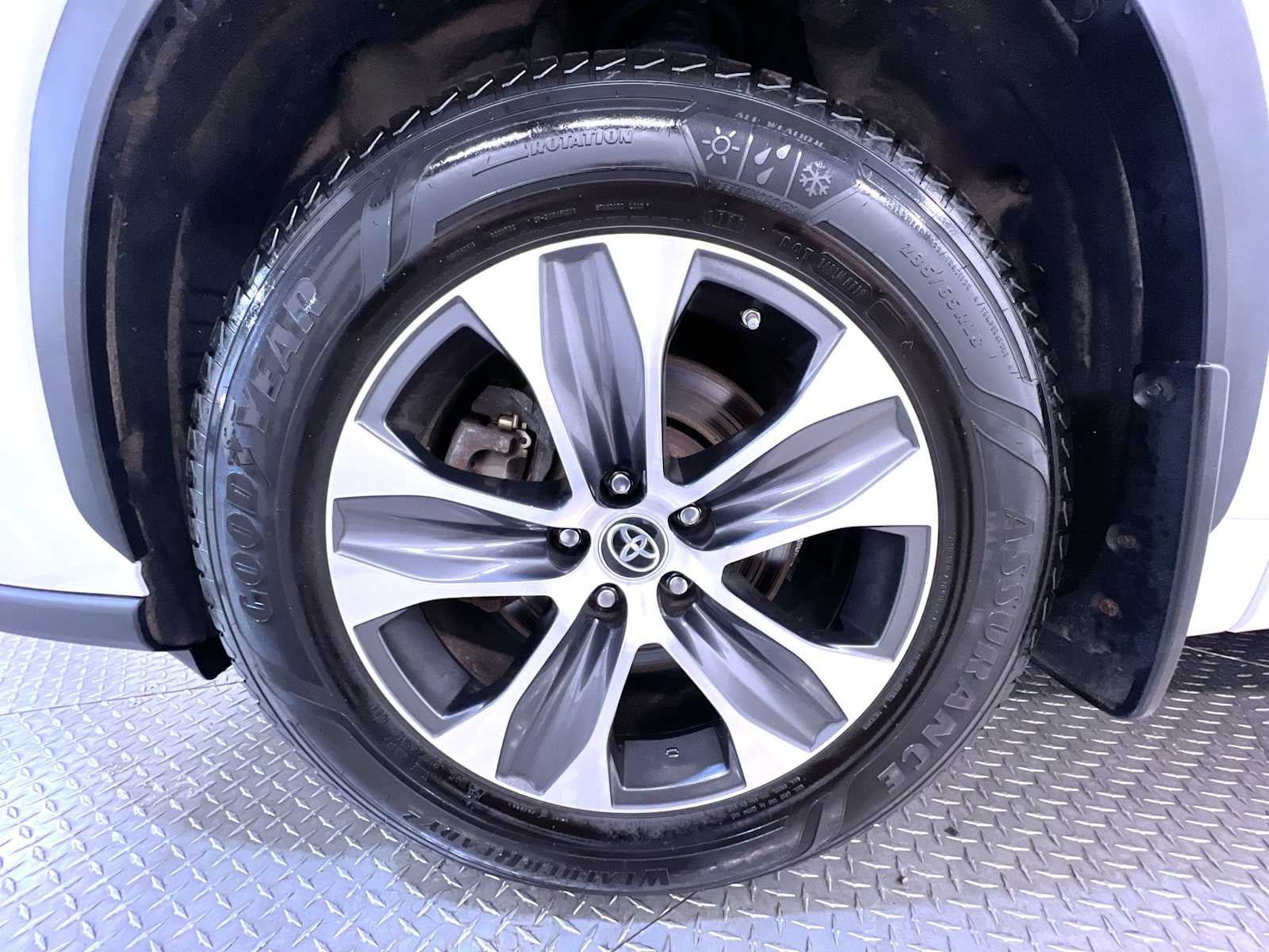 Used 2023 Toyota Highlander XLE AWD/4WD image 10