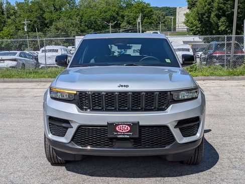 Used 2025 Jeep Grand Cherokee Altitude AWD/4WD image 11