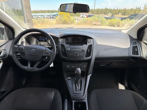 Used 2017 Ford Focus SE w/ Cold Weather Package FWD image 10