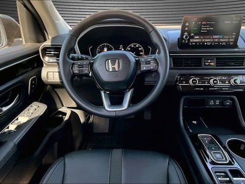 Used 2025 Honda Pilot EX-L image 8