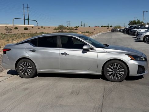 Used 2023 Nissan Altima 2.5 SV image 3