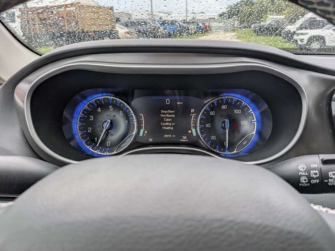 Used 2023 Chrysler Pacifica Touring-L FWD image 29