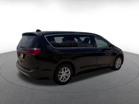 Used 2023 Chrysler Pacifica Touring-L FWD image 12