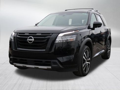 Used 2023 Nissan Pathfinder Platinum image 3