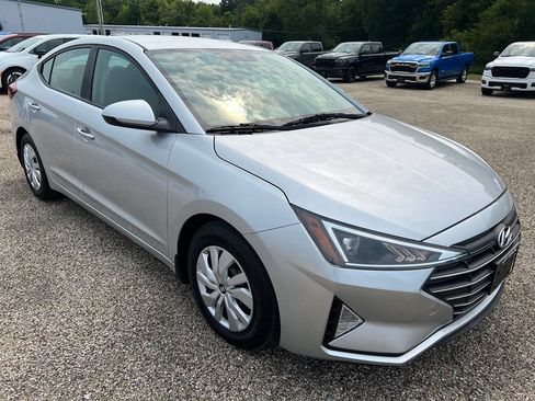 Used 2019 Hyundai Elantra SE w/ Winter Weather Package FWD image 5