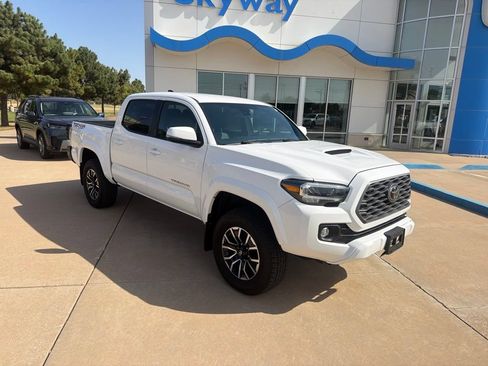 Used 2020 Toyota Tacoma TRD Sport w/ Technology Package AWD/4WD image 2