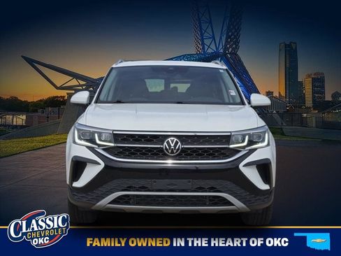 Used 2022 Volkswagen Taos SEL w/ Panoramic Sunroof Package FWD image 2