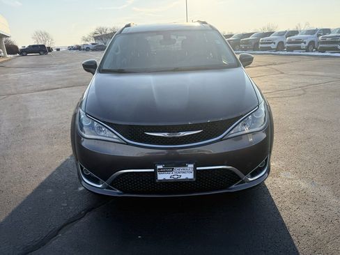 Used 2017 Chrysler Pacifica Touring-L image 6