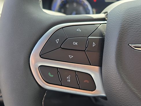 Certified 2025 Chrysler Pacifica Select w/ Uconnect Theater Family Group FWD image 15