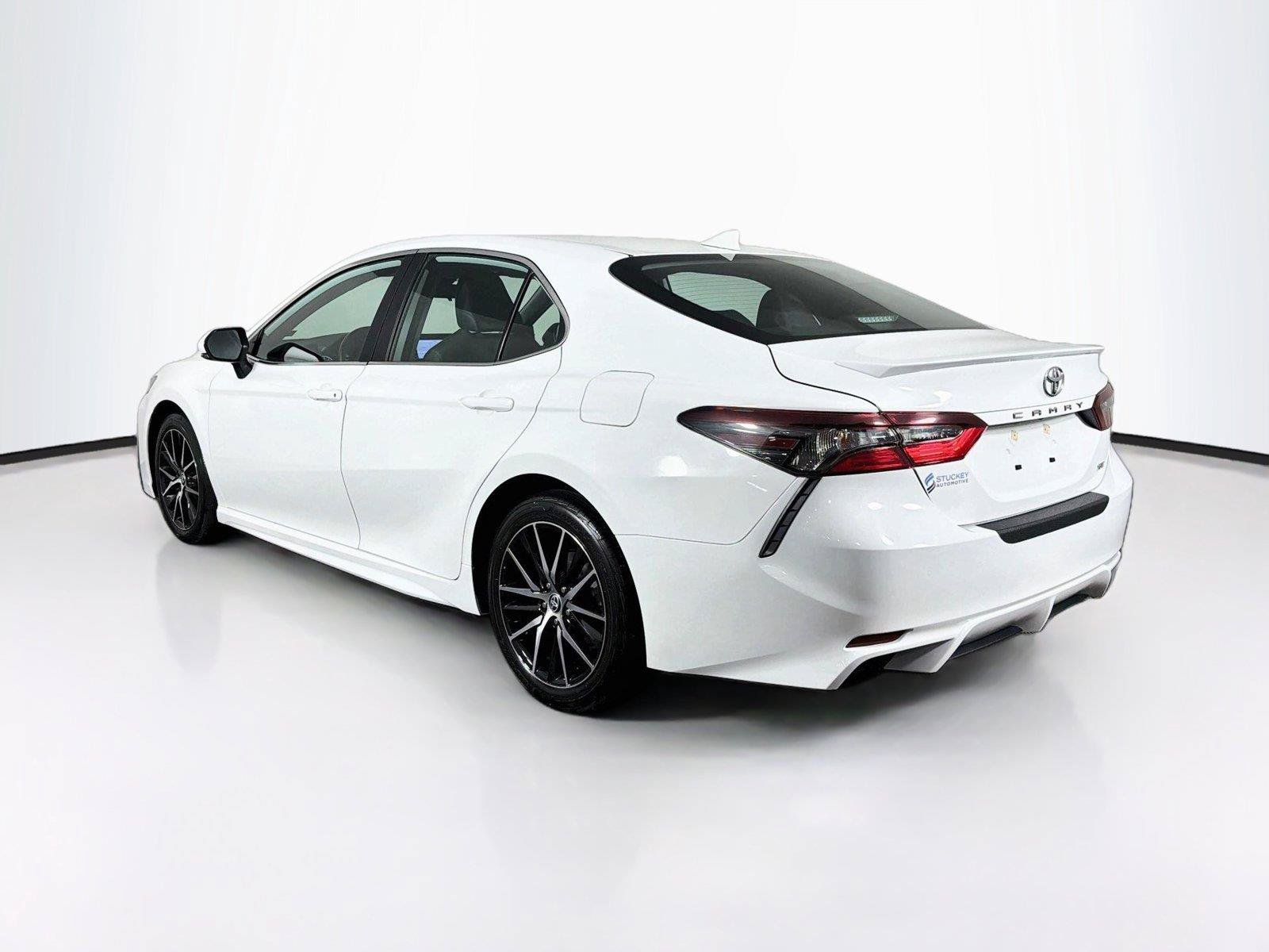 Used 2023 Toyota Camry SE FWD image 9