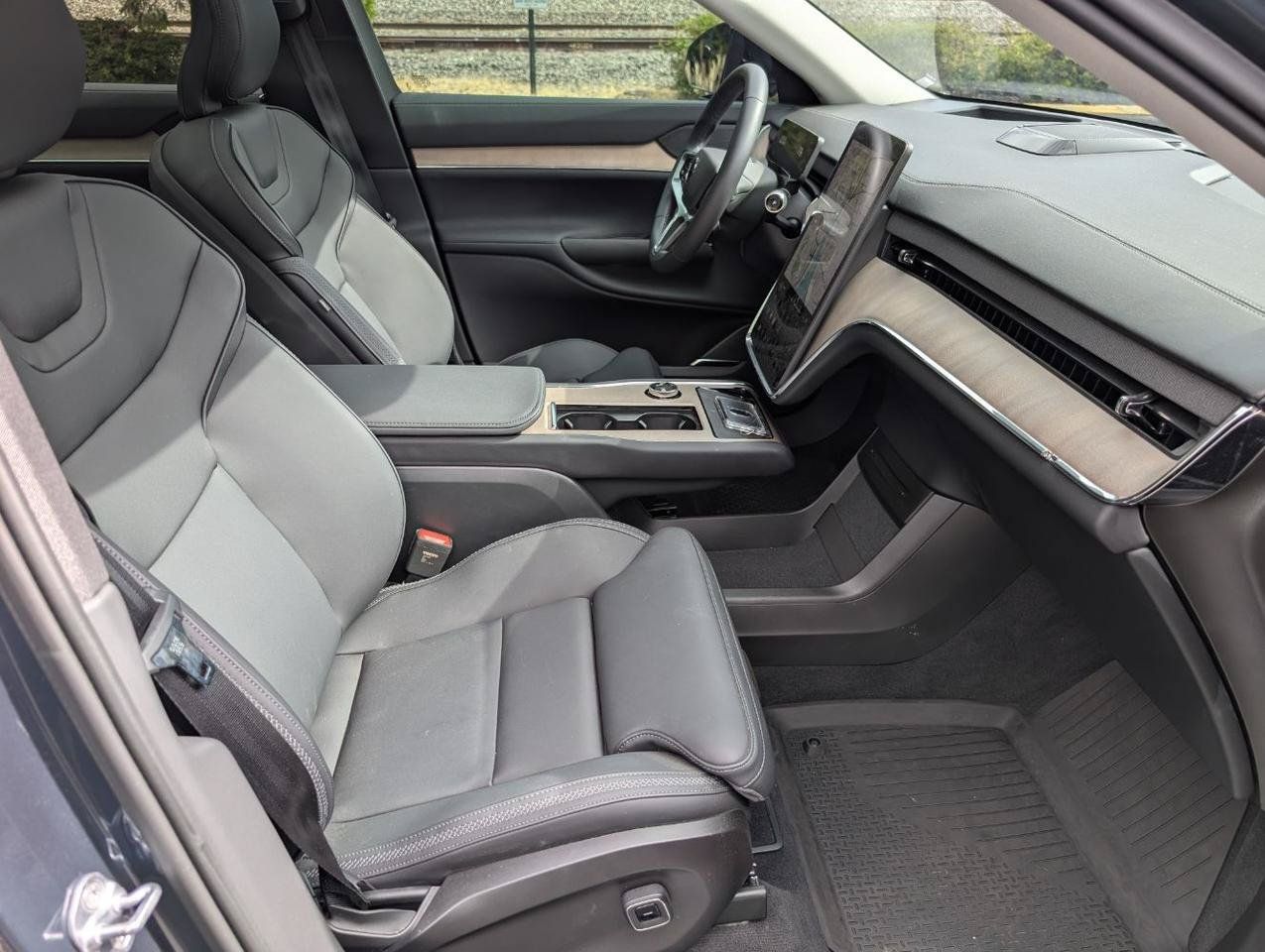 Used 2025 Volvo EX90 Plus AWD/4WD image 19