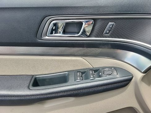 Used 2019 Ford Explorer XLT w/ Equipment Group 202A AWD/4WD image 12
