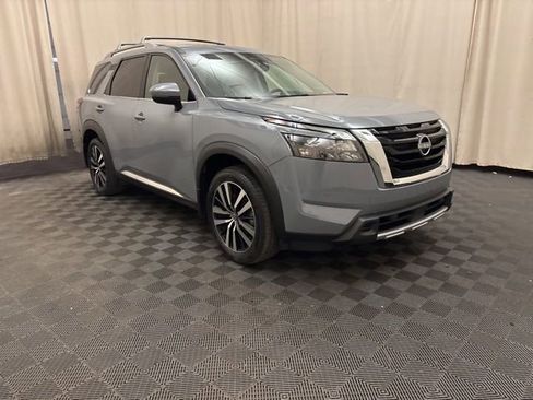 Used 2025 Nissan Pathfinder Platinum AWD/4WD image 3