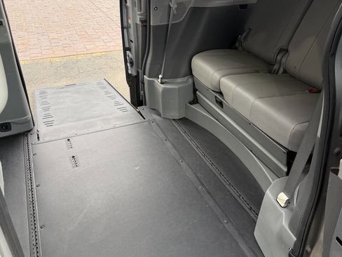 Used 2017 Toyota Sienna XLE image 12