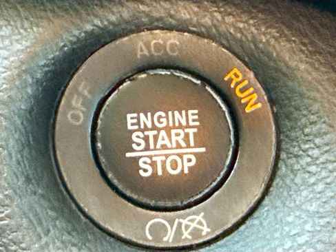 Used 2019 Jeep Cherokee Latitude Plus w/ Comfort/Convenience Group image 33