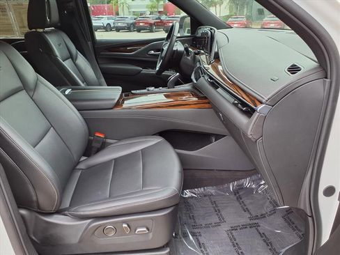 Used 2024 Cadillac Escalade ESV Luxury RWD image 9