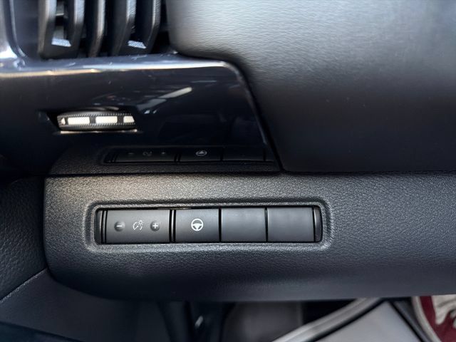 Used 2022 Nissan Pathfinder SV AWD/4WD image 15