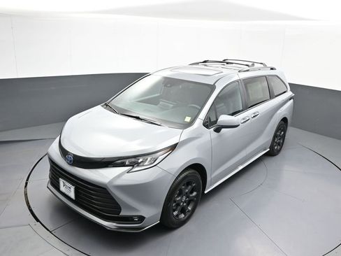 Used 2025 Toyota Sienna XLE Woodland Edition AWD/4WD image 36