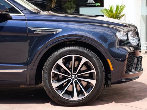 Used 2023 Bentley Bentayga Extended Wheelbase AWD/4WD image 6
