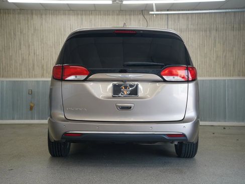 Used 2018 Chrysler Pacifica Touring Plus w/ Tire & Wheel Group FWD image 8