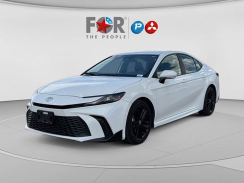 Used 2025 Toyota Camry SE FWD image 1