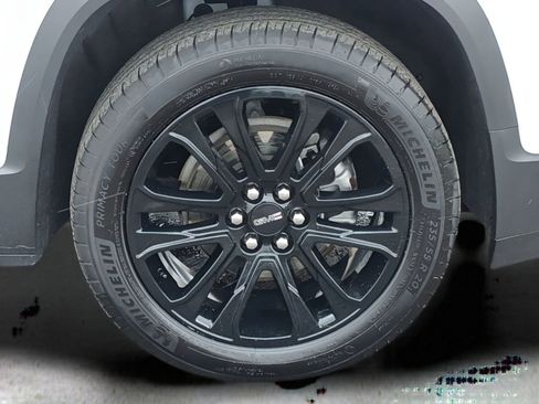 Used 2023 GMC Acadia SLT w/ Elevation Edition image 10