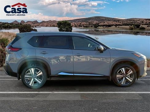 Used 2022 Nissan Rogue SL w/ SL Premium Package image 2