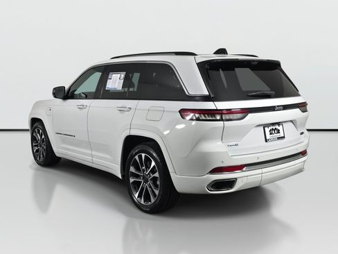 Used 2022 Jeep Grand Cherokee Overland w/ Luxury Tech Group IV AWD/4WD image 3