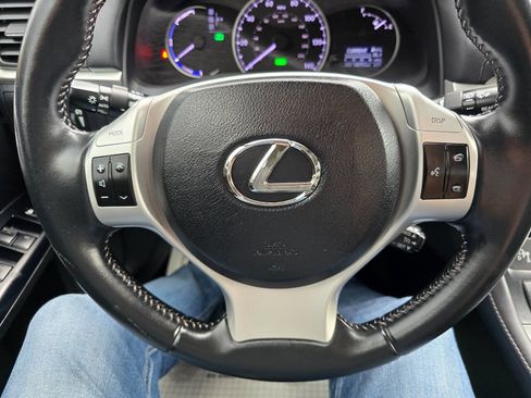 Used 2011 Lexus CT 200h Premium image 16