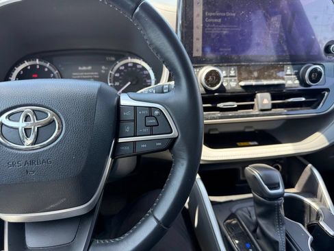 Used 2024 Toyota Highlander XLE AWD/4WD image 8