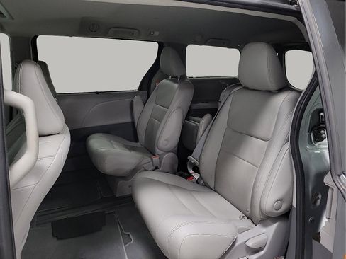 Certified 2020 Toyota Sienna XLE image 7